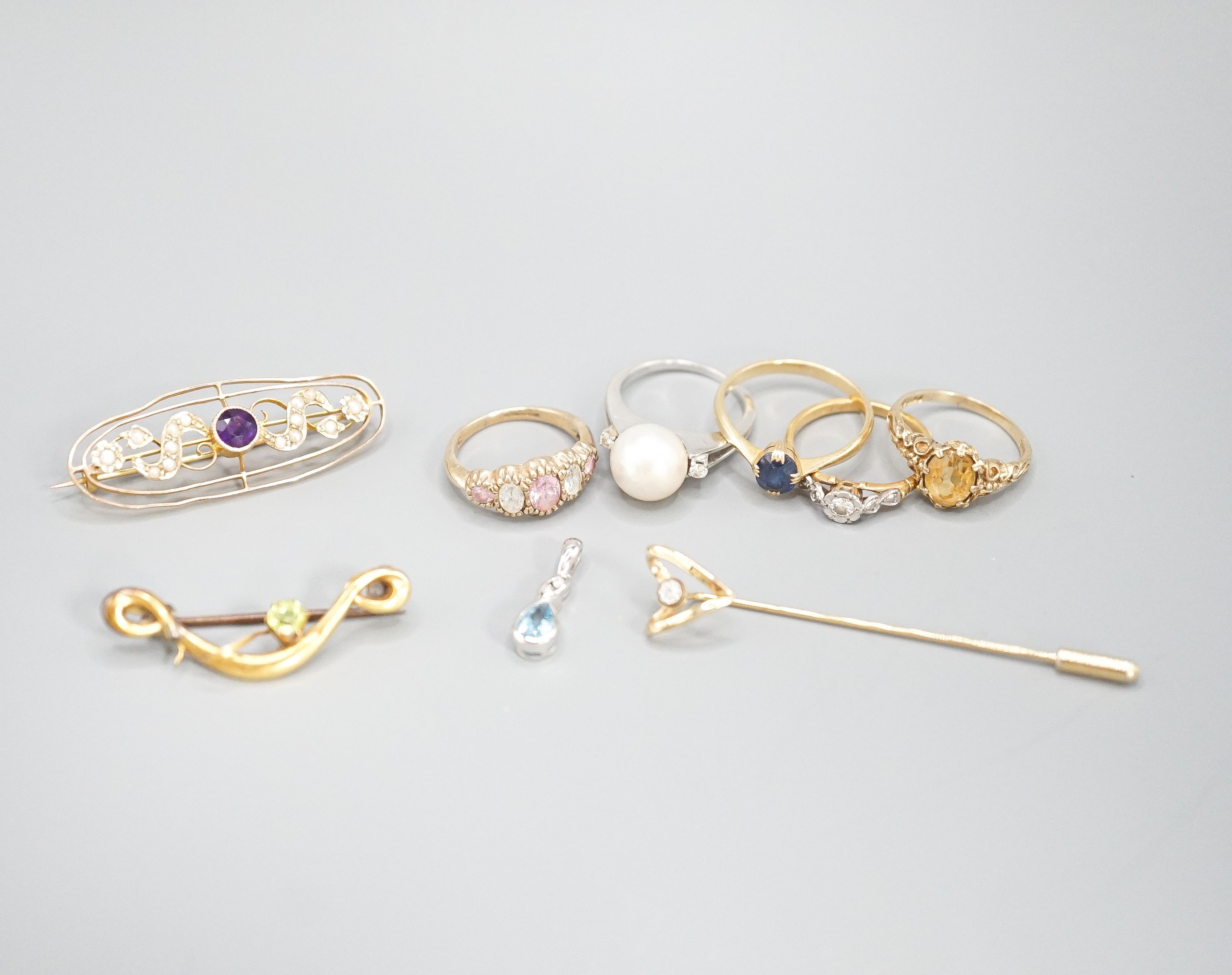 An 18ct and illusion set diamond ring, gross 2.4 grams, two 9ct gold and gem set rings, gross 4.8 grams, a yellow metal gem set ring and a white metal and cultured pearl ring (gross 6.4 grams) and four other items of jew